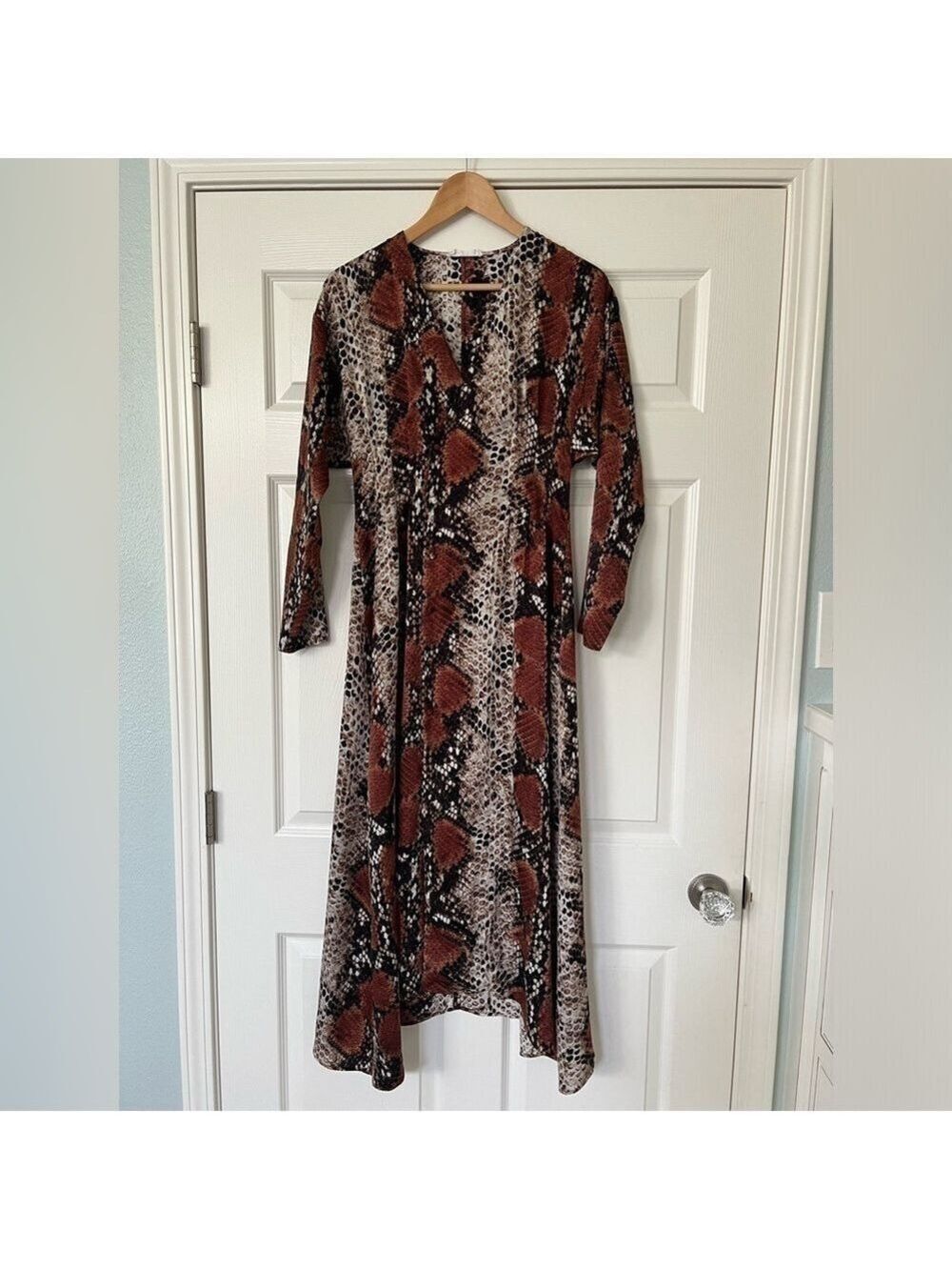 Womens Mango Snake Print Long Sleeve Asymmetrical V-neck Dress. Size 2 - Picture 4 of 8